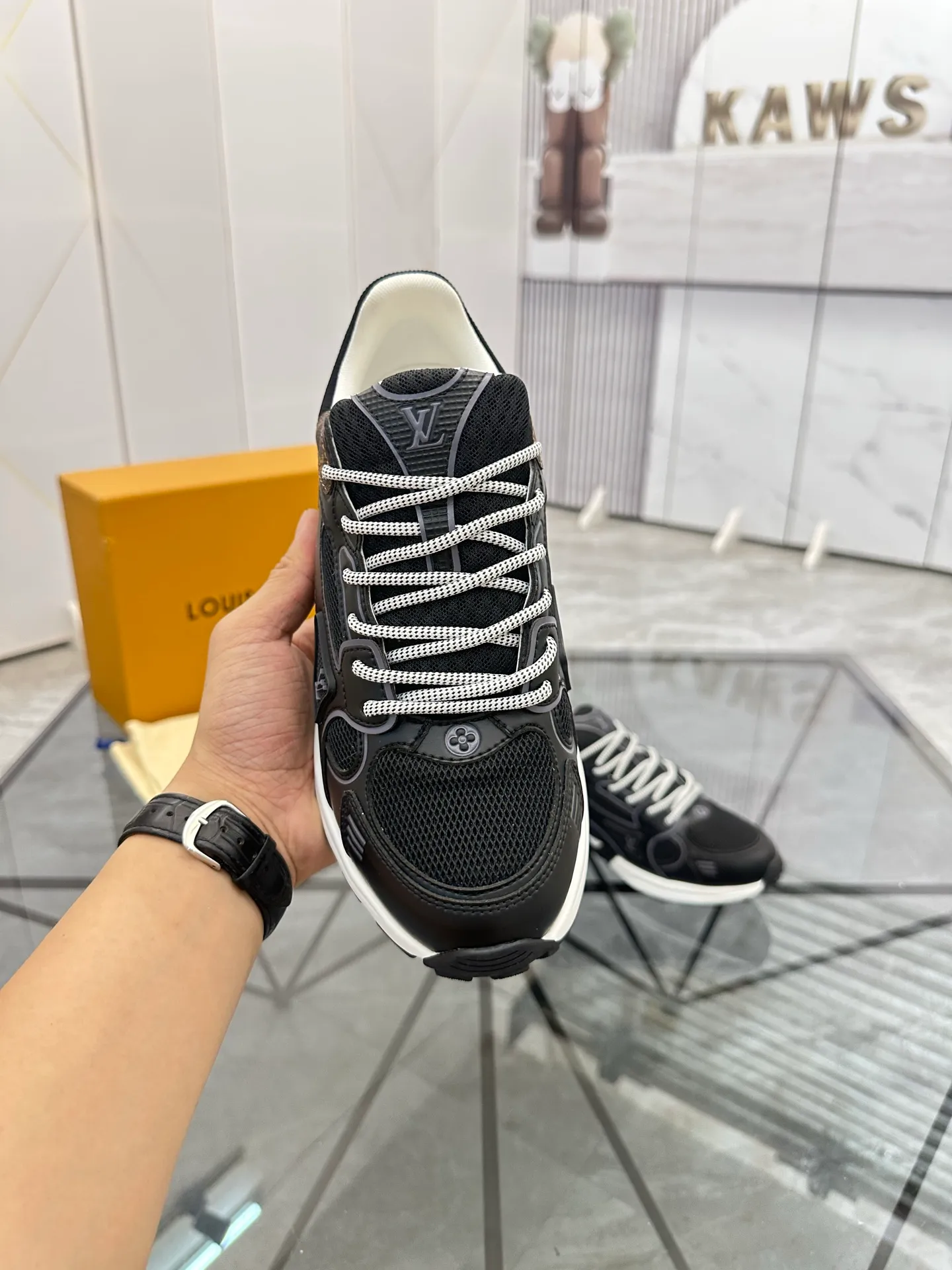 Men's shoes: 💰P660¥ Top quality Product trademark: LV* "Louis Vuitton*" low-top casual shoes Regular size: 35-44 (can be customized to 45.46) Couple style Product materials: Upper imported cowhide stitching original material, breathable lining, original outsole. Number: H218